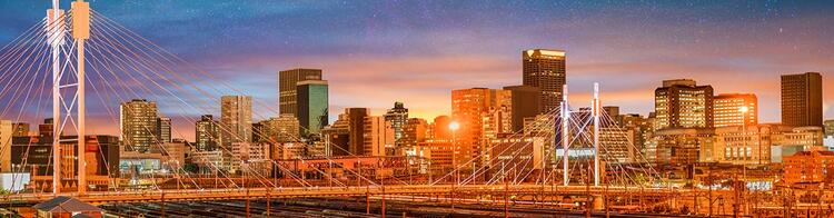 Nelson Mandela Brücke und Skyline von Johannesburg