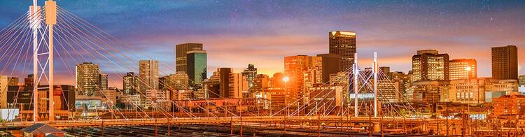 Sonnenaufgang über der Stadt Johannesburg mit Nelson Mandela Brücke 