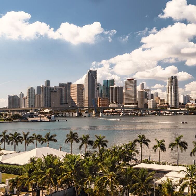 Panorama Blick von Biscayne Bay auf die Hochhäuser Miamis