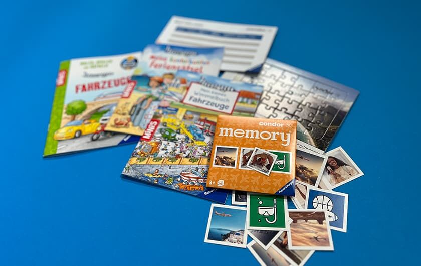 Kinderspiele von Ravensburger an Bord Verschiedene Kinderspiele von Rabvensburger, die an Bord kostenlos verteilt werden.