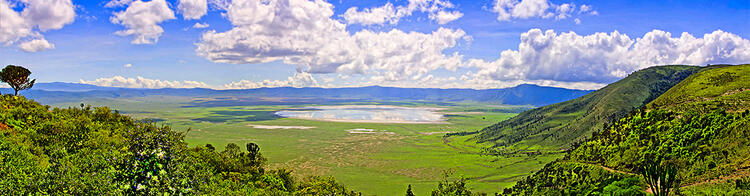 Blick in den Ngorongoro Krater mit See