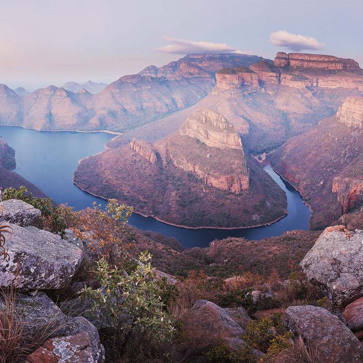 Blick über den Blyde River Canyon und die drei Rondavels in Südafrika 
