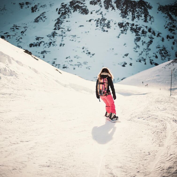 Snowboarderin allein auf der Piste