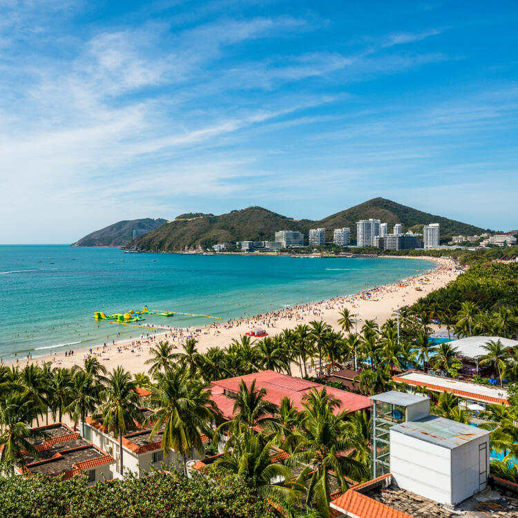 Panorama Ansicht der Küstnenlandschaft von Tianya Haijiao in Sanya mit Bergen im Hintergrund