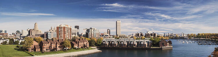 Die Skyline von Buffalo mit blauem Himmel