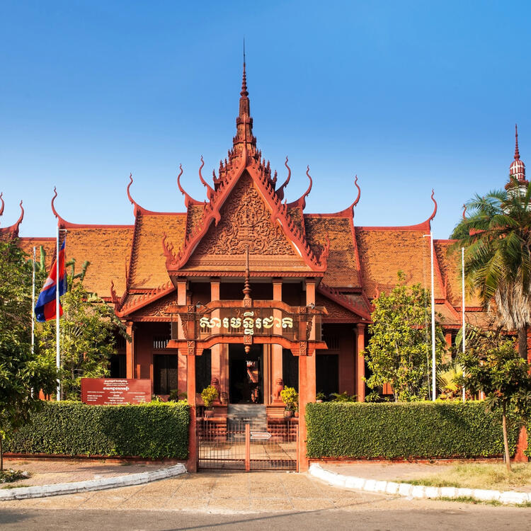 Frontansicht des Nationalmuseums in Phnom Penh mit rotem Dach, traditioneller Khmer-Architektur und klar blauem Himmel.