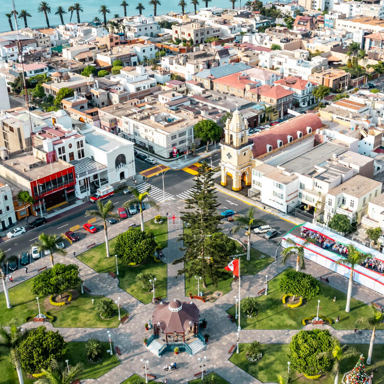 Plaza de Armas in Lima Luftaufnahme der Plaza Mayor in Callao mit sternförmigem Wegemuster, zentralem Pavillon und Blick aufs Meer.