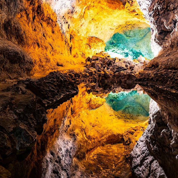 Reflexion der Wasseroptischen täuschung in Cueva de Los Verdes, ein erstaunlicher Lavatunnel und Touristenattraktion auf Lanzarote 