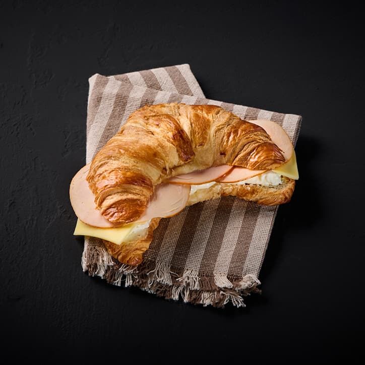 Croissant mit saftiger Putenbrust, Gouda & Frischkäse