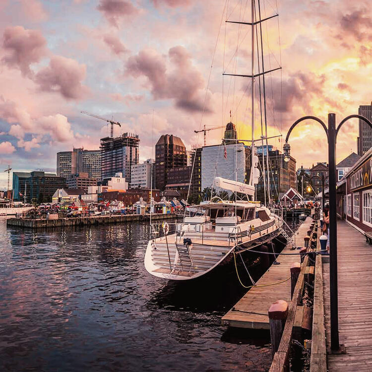 Hafen von Halifax, Nova Scotia Der Halifax Harbour zählt neben dem Hafen von Vancouver zu den größten Häfen in Nordamerika.