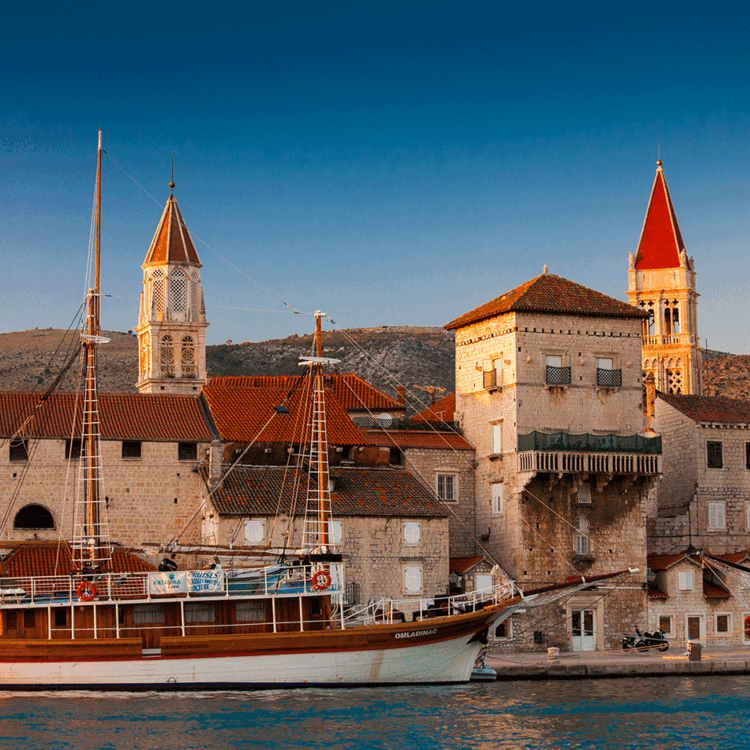 Trogir in Kroatien an der zentralen Adriaküste, alte Stadtmauern mit der markanten St.-Lorenz-Kathedrale und dem Glockenturm
