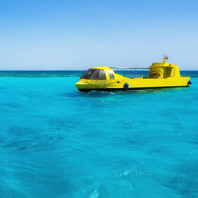 Gelbes Touristen-U-Boot im Wasser