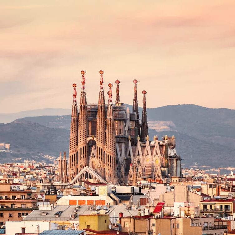 Blick über die Stadt Barcelona mit Blick auf die Sagrada Família.