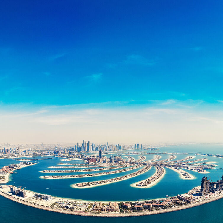 Dubai, Palmeninsel mit Skyline im Hintergrund, klarer Himmel
