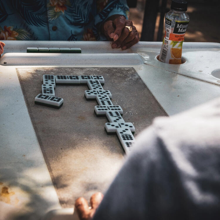 domino steine auf einem tisch