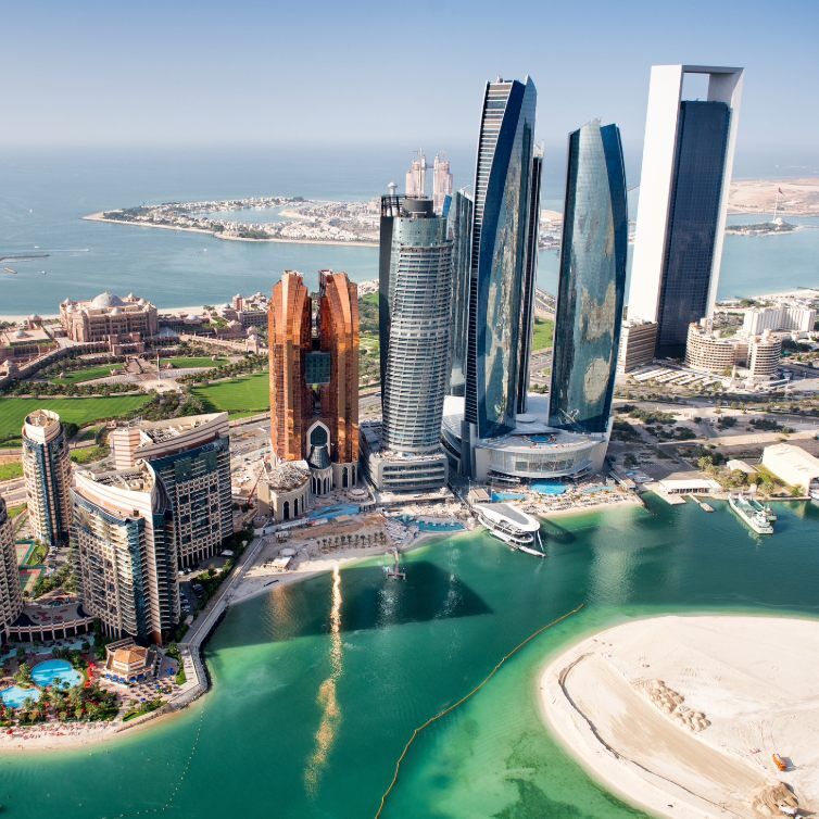 Abu Dhabi Skyline mit Etihad Towers