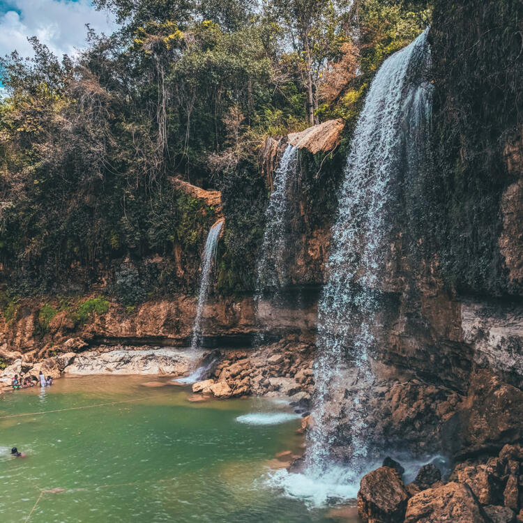 Wasserfall an Steinabhängen mit kleinem Pool am Ende