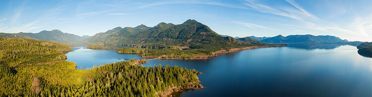 Blick über Bucht auf Vancouver Island