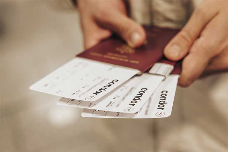 Eine Detailaufnahme eines Reisepasses und Condor Bordkarten