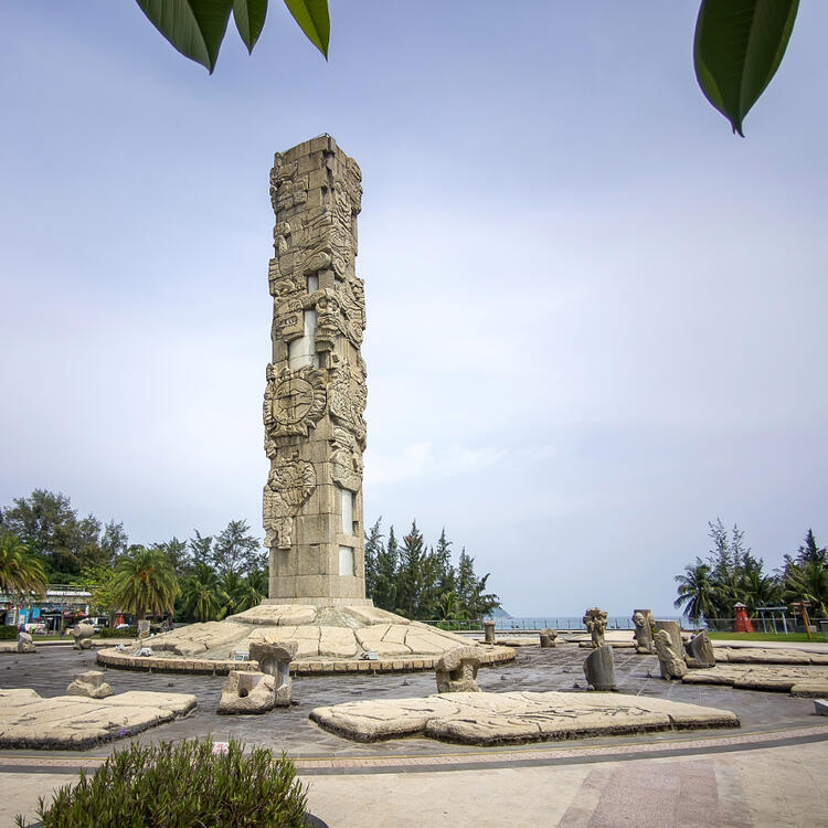 Eine Totemsäule auf einem Platz der Yalong Bucht in Sanya, China