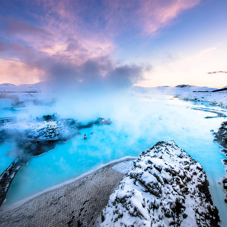 Badende in der blauen Lagune nahe Reykjavik bei Sonnenuntergang