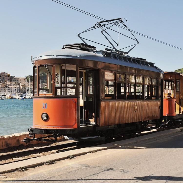 Nostalgische Straßenbahn fährt durch die Altstadt von Soller, Mallorca, Spanien