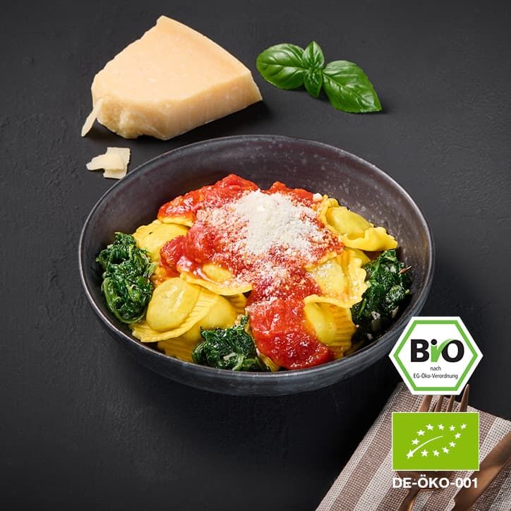 Tortelloni mit Quinoa-Füllung, Blattspinat & Tomaten-Mozzarella-Sauce