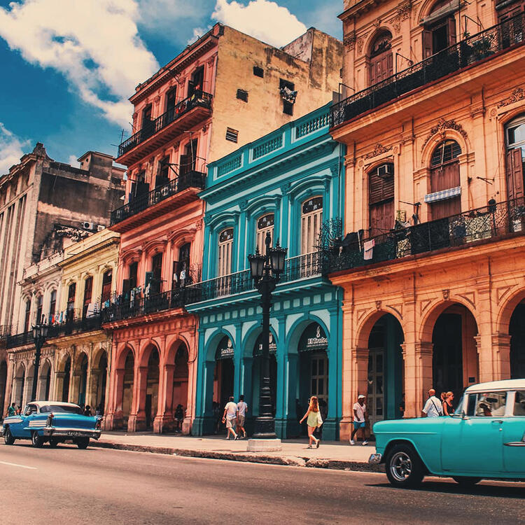 Oldtimer in der Altstadt Havannas - Kuba | Condor