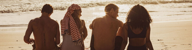 Freunde am Strand in Suedafrika