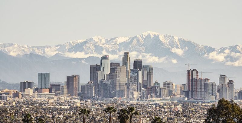 Los Angeles mit Schneebedeckten Bergen im Hintergrund