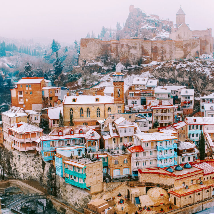 Altstadt von Tiflis mit Burg am Hang im Winter