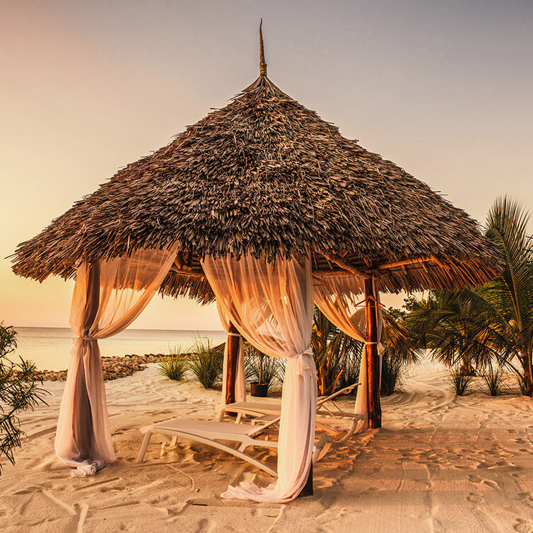 Pergola mit Vorhängen am Strand von Zanzibar