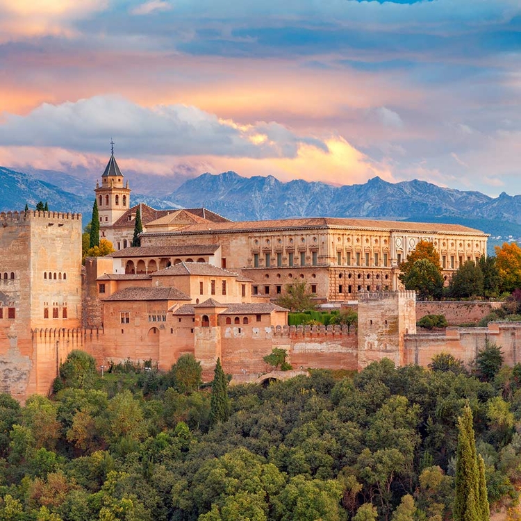 Blick auf die Festungsanlage Alhambra mit der Sierra Nevada im Hintergrund, Granada, Andalusien, Spanien