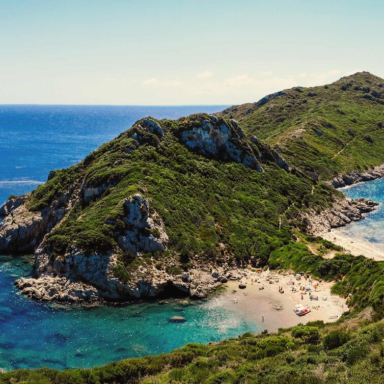 Eine Meeresbucht auf der Insel Korfu