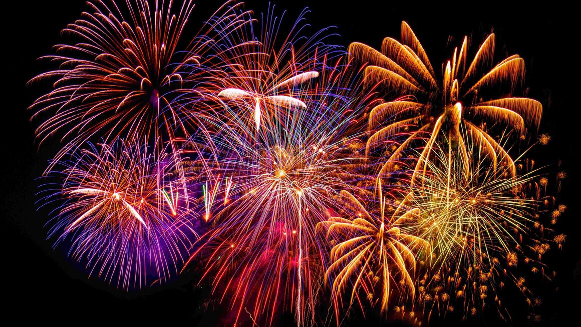 Faszination Silvester Feuerwerke Buntes Feuerwerk am Nachthimmel