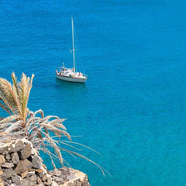 Segelboot im blauen Meerwasser auf Fuerteventura, Kanarische Inseln, Spanien