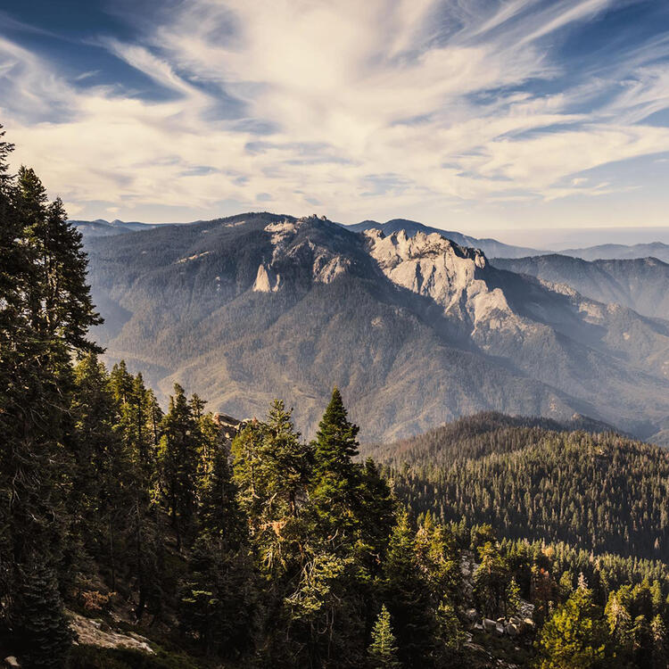 Sequoia National Park - Ein Foto eines beeindruckenden gebirgigen Berges mit felsigen Gipfeln und tiefen Tälern