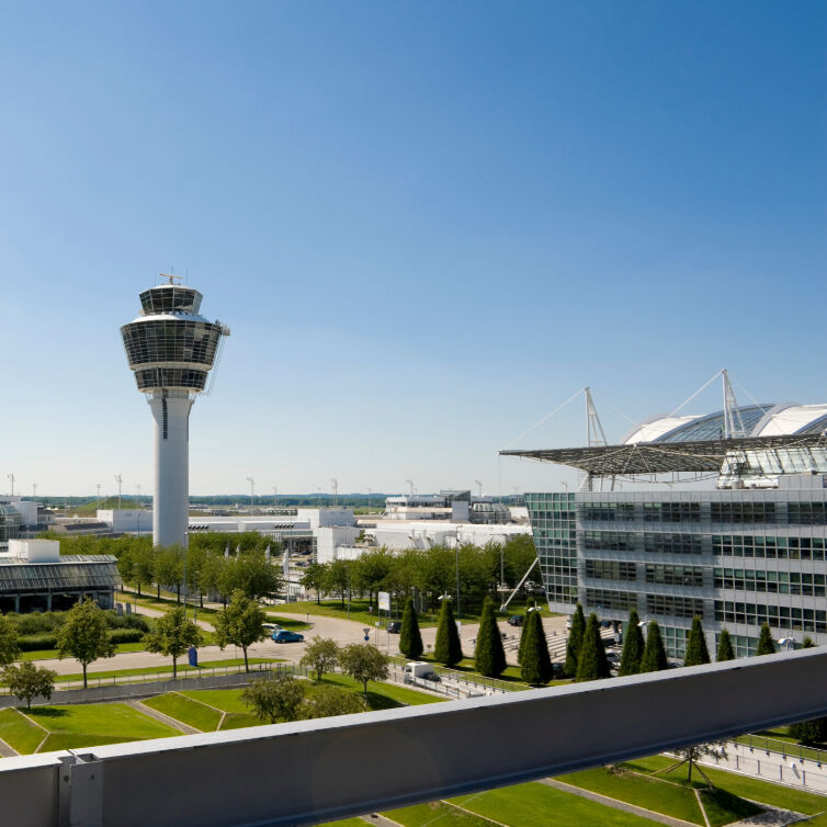 Grünflächen vor dem Terminal des Flughafen München