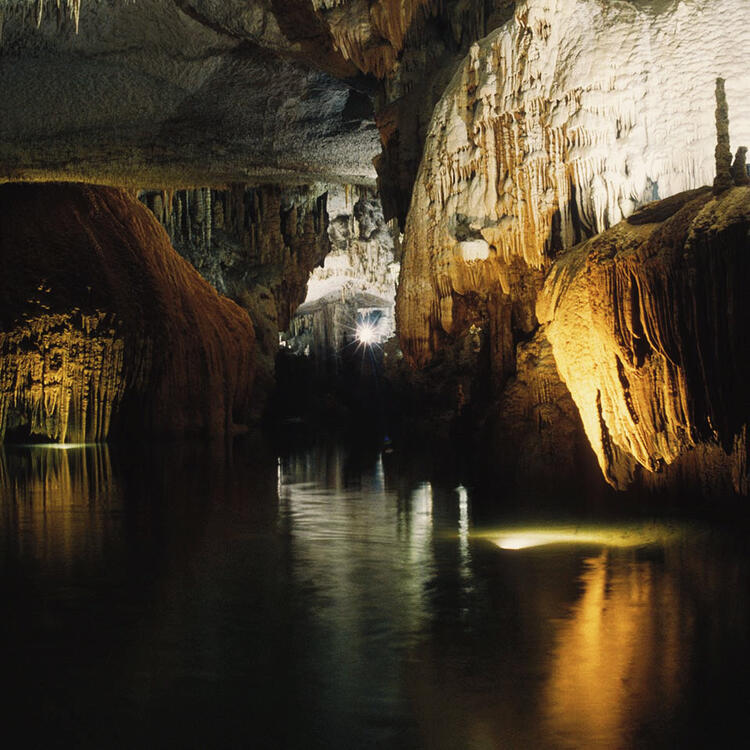 Ein Weltwunder der Natur ist die Jeita-Grotte nördlich von Beirut. 