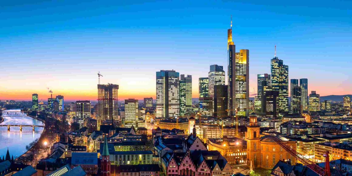 Frankfurt Skyline mit Main