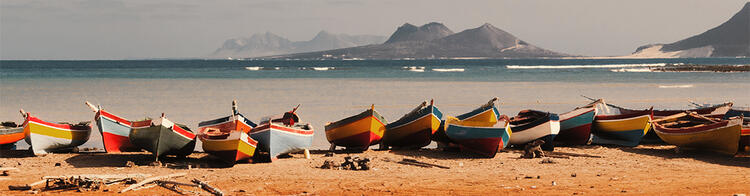 Fischerboote am Strand von Kap Verde