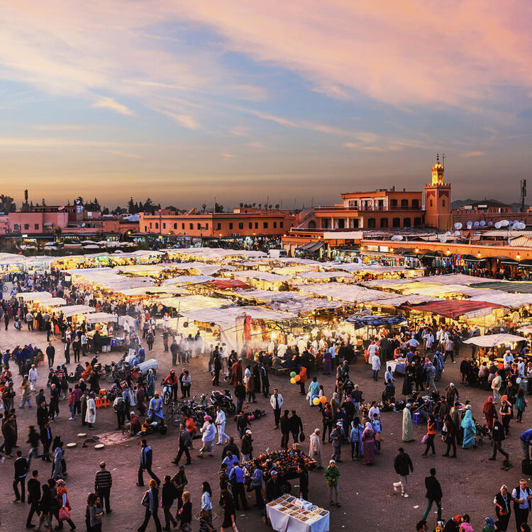 Der Markt „La Place“ in Marrakesch bei Sonnenuntergang