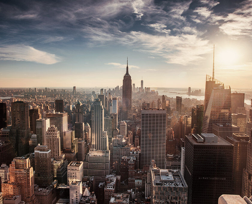 Die Skyline von New York im glänzenden Sonnenlicht