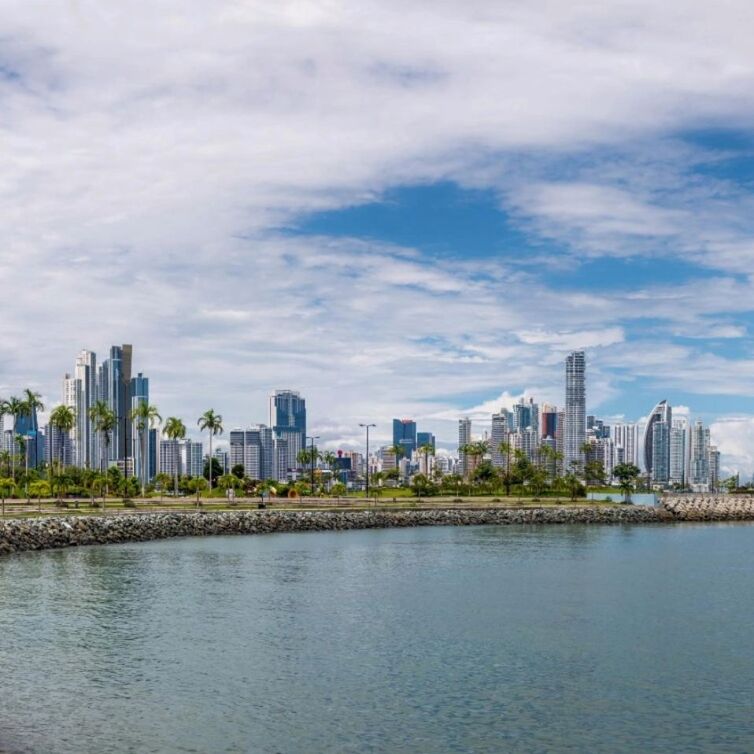 Aussicht auf Panama City mit dem Panama Kanal im Vordergrund
