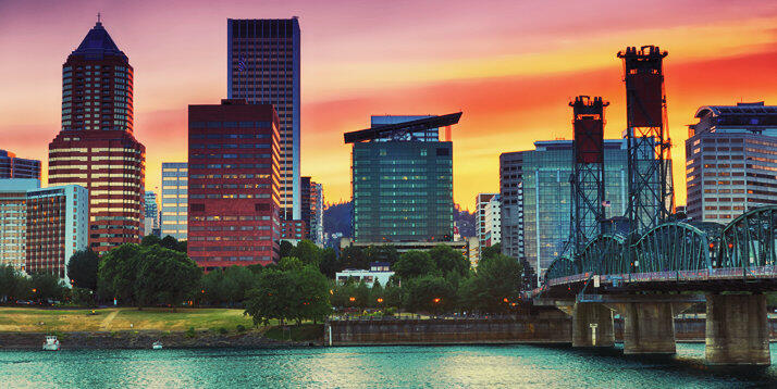 Ein Spitzname Portlands ist Bridgetown - 14 Brücken führen über die Flüsse der Stadt. Skyline von Portland bei Sonnenuntergang