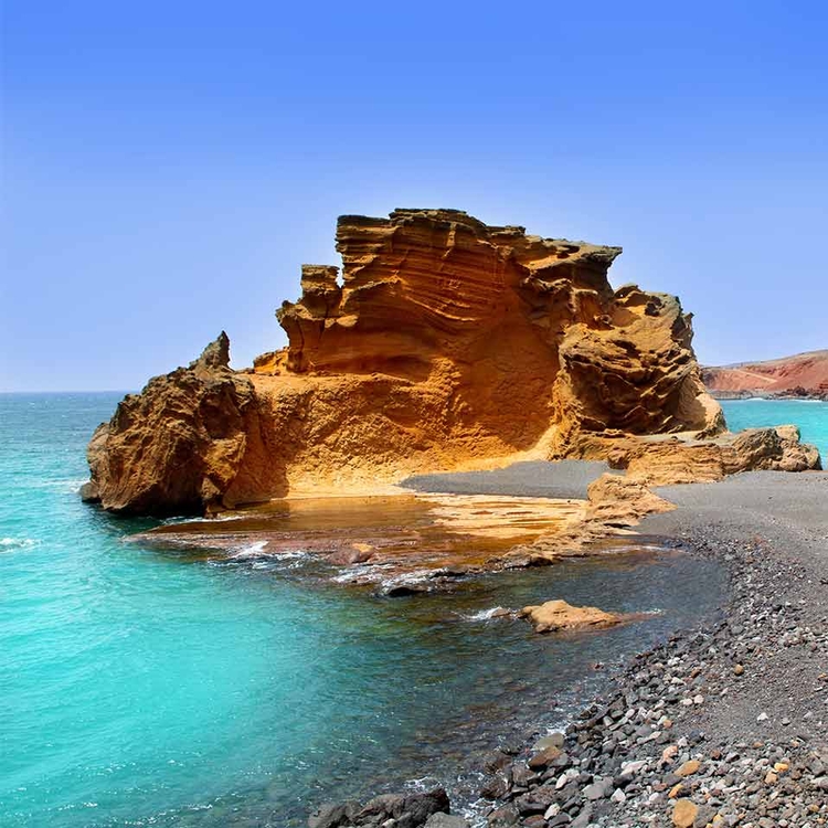 Landschaft mit einer malerischen Küstenlinie von El Golfo, Lanzarote gegen gestörte Blue Ocean und klaren Himmel