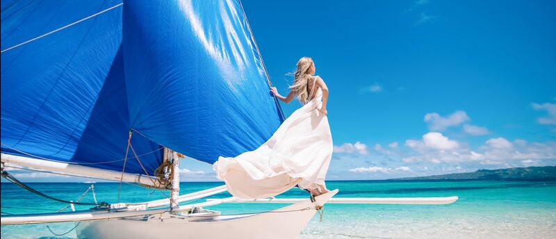 Hochzeit auf den Seychellen Braut auf Segelboot auf den Seychellen
