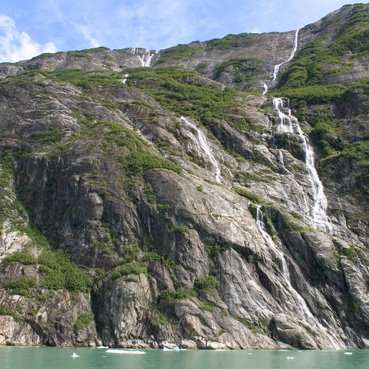 Wasserfall am Fjord Tracy Arm (© State of Alaska/Matt Hage)