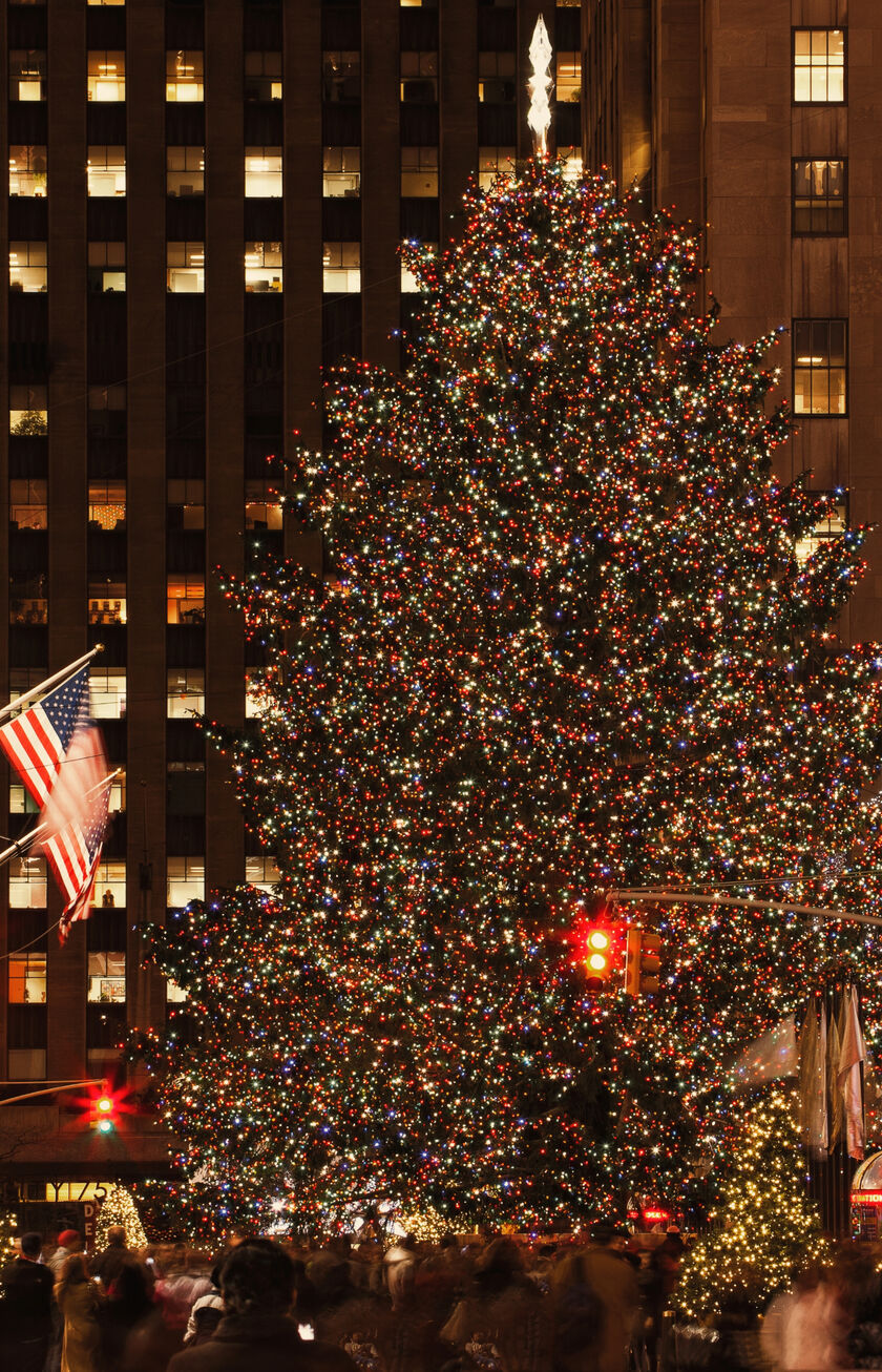 Weihnachtsbaum in festlichem Glanz vor den Wolkenkratzern der Stadt