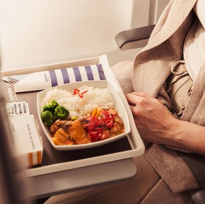 Eine leckere Mahlzeit erwartet Sie während des Langen Mittelstreckenfluges